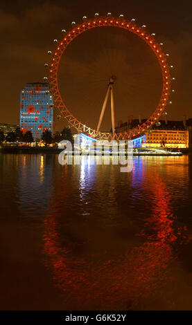 Shell UK Ltd et le London Eye de British Airways illuminent la South Bank of London. L'avant et l'un des côtés du Shell Center décrivent des images en couleur de coquelicots tombant, avec le London Eye illuminé en rouge. Les illuminations se sont allumées ce soir et se poursuivront jusqu'au dimanche 9 novembre. Banque D'Images