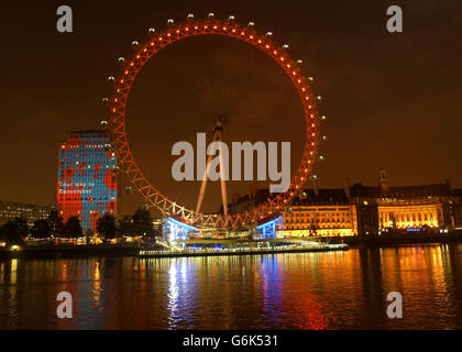 Shell UK Ltd et le London Eye de British Airways illuminent la South Bank of London. L'avant et l'un des côtés du Shell Center décrivent des images en couleur de coquelicots tombant, avec le London Eye illuminé en rouge. Les illuminations ont été activées ce soir et se poursuivront jusqu'au dimanche 9 novembre. Banque D'Images