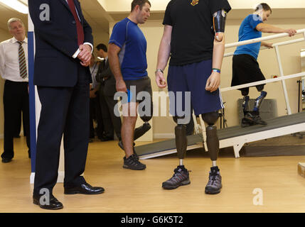 Le secrétaire à la Défense, Philip Hammond (à gauche), visite le Centre de réadaptation médicale de la Défense à Headley court, à Surrey, pour rencontrer le personnel de service blessé qui a reçu la nouvelle jambe de génie de haute technologie. Banque D'Images