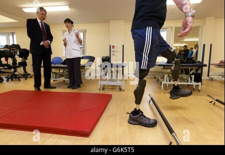 Le secrétaire à la Défense, Philip Hammond (à gauche), visite le Centre de réadaptation médicale de la Défense à Headley court, à Surrey, pour rencontrer le personnel de service blessé qui a reçu la nouvelle jambe de génie de haute technologie. Banque D'Images