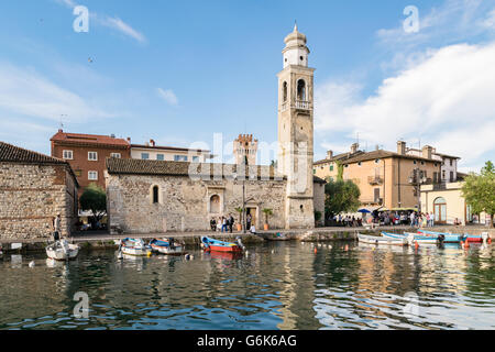 Petit, romantique de port à Lazise sur le lac de Garde, Italie. Banque D'Images