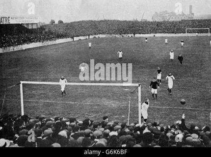 La foule regardant le match de Woolwich Arsenal depuis les stands du Manor Ground, Plumstead. Vers 1905. Banque D'Images