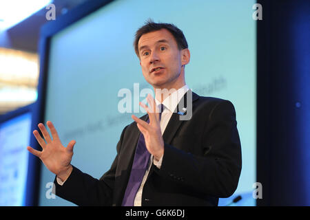 Jeremy Hunt, secrétaire à la Santé, donne un discours-programme lors du Chief Nursing Officer pour le Sommet 2013 de l'Angleterre au Hilton Metropole de Birmingham. Banque D'Images