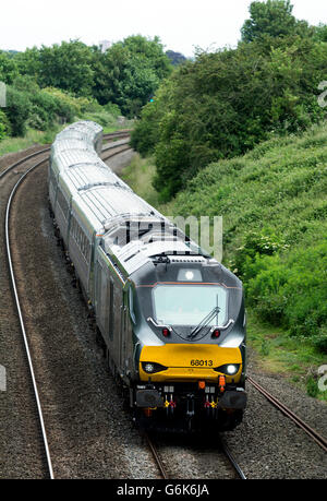 Locomotive diesel de la classe 68 tirant une Chiltern Railways train, Warwickshire, UK Banque D'Images