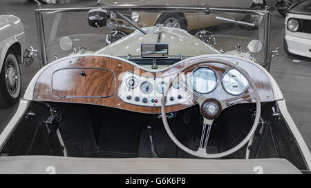 Vérone, Italie - Mai 09,2015 : Détail de la planche de bord d'une vieille voiture d'époque. Banque D'Images