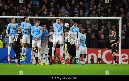 Football - UEFA Champions League - Groupe D - Manchester City / Viktoria Plzen - Etihad Stadium. Pavel Horvath de Plzen (10) tire d'un coup franc Banque D'Images