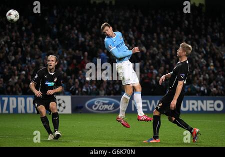 Football - UEFA Champions League - Groupe D - Manchester City / Viktoria Plzen - Etihad Stadium.Edin Dzeko de Manchester City marque le quatrième but du match Banque D'Images