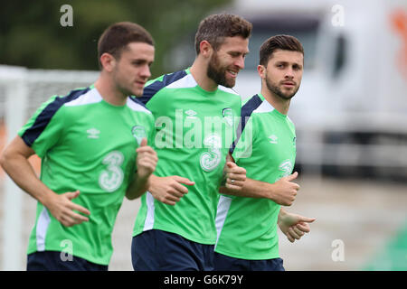 La République d'Irlande Shane Long (à droite) avec ses coéquipiers Daryl Murphy (centre) et Robbie Brady pendant une session de formation au stade de Montbauron, Versailles. Banque D'Images