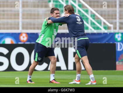 La République d'Irlande Robbie Brady (à gauche) s'étend avec son coéquipier Jeff Hendrick pendant une session de formation au stade de Montbauron, Versailles. Banque D'Images