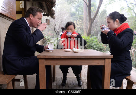 Le Premier ministre David Cameron a le thé comme il est montré aujourd'hui dans le pays de l'auteur et poète chinois du Fu à Chengdu par les guides Jia LAN (à gauche) et Wang Yu, dans le cadre de sa visite de trois jours en Chine. Banque D'Images