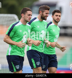 La République d'Irlande Shane Long (à droite) avec ses coéquipiers Daryl Murphy (centre) et Robbie Brady pendant une session de formation au stade de Montbauron, Versailles. Banque D'Images