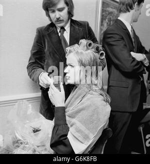 Couronné de rouleaux, Miss Royaume-Uni, Marilyn Ann Ward, 22 ans, dans un salon de coiffure du West End où les participants de Miss monde ont assisté à la préparation de la finale. Banque D'Images