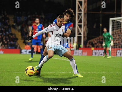 Le Ravel Morrison de West Ham United est défié par Mile Jedinak de Crystal Palace, lors du match de la Barclays Premier League à Selhurst Park, Londres. Banque D'Images