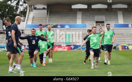 République d'Irlande est Stephen Quinn (à droite) et John O'Shea (à gauche) au cours d'un entraînement au stade de Montbauron, Versailles. Banque D'Images