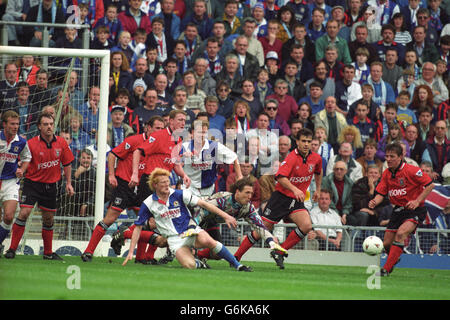 Craig Forrest, gardien de but de la ville d'Ipswich, tente de dégager la zone de but. Colin Hendry est également photographié pour Blackburn Rovers. Banque D'Images