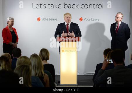 (De gauche à droite) Gisela Stuart, Boris Johnson Michael Gove et tenir une conférence de presse au Brexit AC à Westminster, Londres, après que David Cameron a annoncé qu'il va quitter en tant que premier ministre en octobre à la suite d'une humiliante défaite dans le référendum qui s'est terminée par un vote pour la Grande-Bretagne à quitter l'Union européenne. Banque D'Images