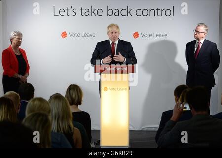 (De gauche à droite) Gisela Stuart, Boris Johnson Michael Gove et tenir une conférence de presse au Brexit AC à Westminster, Londres, après que David Cameron a annoncé qu'il va quitter en tant que premier ministre en octobre à la suite d'une humiliante défaite dans le référendum qui s'est terminée par un vote pour la Grande-Bretagne à quitter l'Union européenne. Banque D'Images