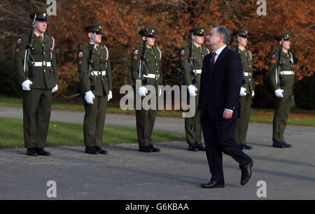 Le ministre des dépenses publiques Brendan Howlin inspecte lors de la cérémonie commémorative de pose de couronnes pour l'ancien président des États-Unis John F Kennedy, à l'occasion du 50e anniversaire de sa mort au JFK Memorial Park et à l'Arboretum de New Ross, Co Wexford, la maison ancestrale du président Kennedy. Banque D'Images