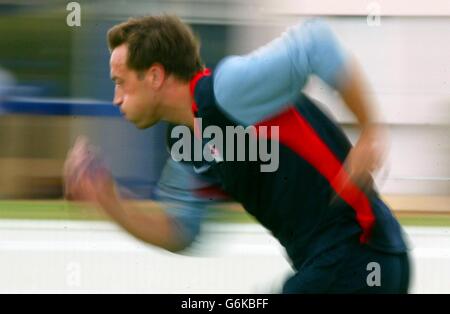 DaN Luger, en Angleterre, s'étire pendant l'entraînement au stade Suncorp à Brisbane, en Australie, avant leur match de finale de la coupe du monde de rugby contre le pays de Galles. Banque D'Images