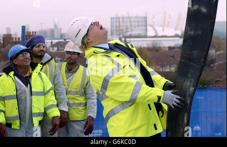 Le maire de Londres Boris Johnson contribue à mettre du béton sur le site du nouveau développement de Greenwich Square dans le sud-est de Londres, qui fournira à Londres 314 logements abordables à louer ou à acheter, avant de prononcer un discours sur sa stratégie de logement pour la capitale. Banque D'Images