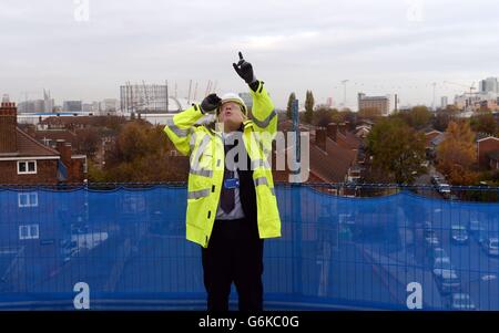 Le maire de Londres Boris Johnson contribue à mettre du béton sur le site du nouveau développement de Greenwich Square dans le sud-est de Londres, qui fournira à Londres 314 logements abordables à louer ou à acheter, avant de prononcer un discours sur sa stratégie de logement pour la capitale. Banque D'Images