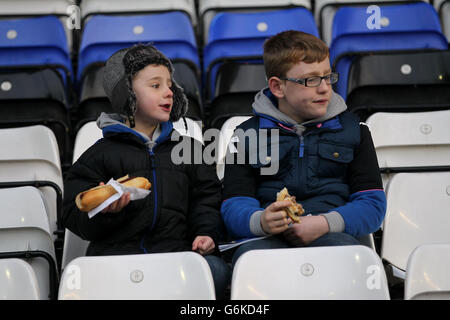 Football - Championnat Sky Bet - Birmingham City / Blackpool - St Andrew's.Les jeunes fans de Birmingham City soutiennent leur équipe dans les stands Banque D'Images