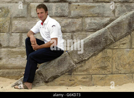 Pas d'utilisation de téléphone mobile, les sites Internet ne peuvent utiliser qu'une image toutes les cinq minutes pendant le match: Mike Catt d'Enland pose pour des photos sur Manly Beach après sa sélection pour l'équipe d'Angleterre de jouer la France dans la demi-finale de coupe du monde de Rugby au week-end. Banque D'Images