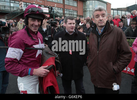 Don Cossack Jockey Davy Russell (à gauche) discute avec l'entraîneur Gordon Elliot et le propriétaire Michael O'Leary (à droite) après avoir remporté le Drinmore de course de Bar One Novice Steeplechase à l'hippodrome de Fairyhouse, à Ratoath, en Irlande. Banque D'Images