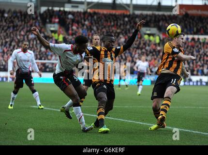 Football - Barclays Premier League - Hull City / Liverpool - KC Stadium.Maynor Figueroa (au centre) et Robbie Brady (à droite) de Hull City se battent pour le ballon avec Raheem Sterling de Liverpool Banque D'Images