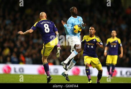 Football - Barclays Premier League - Manchester City / Swansea City - Etihad Stadium.Yaya Toure de Manchester City (à droite) et Jonjo Shelvey de Swansea City (à gauche) se battent pour le ballon Banque D'Images