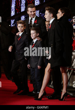 David et Victoria Beckham avec leurs enfants Brooklyn (à droite) Romeo (à gauche) et Cruz (au centre) arrivant pour la première mondiale de la classe de 92 à l'Odeon Leicester Square, au centre de Londres. Banque D'Images