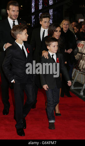 David et Victoria Beckham avec leurs enfants Brooklyn (à droite) Romeo (à gauche) et Cruz (au centre) arrivant pour la première mondiale de la classe de 92 à l'Odeon Leicester Square, au centre de Londres. Banque D'Images