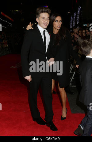 Victoria Beckham et son fils Brooklyn arrivent pour la première mondiale de la classe de 92 à l'Odeon Leicester Square, dans le centre de Londres. Banque D'Images