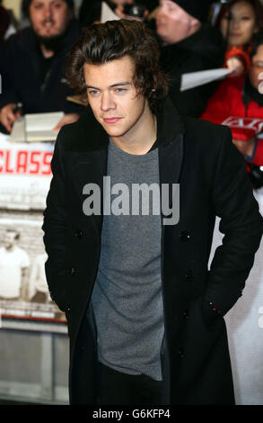 Harry Styles arrive pour la première mondiale de la classe de 92 à l'Odeon Leicester Square, dans le centre de Londres. Banque D'Images