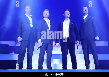 Boyzone (de gauche à droite) Keith Duffy, Ronan Keating, Mikey Graham et Shane Lynch de Boyzone se sont produit à l'arène Motorpoint, à Cardiff, pour la tournée du 20e anniversaire de Boyzone. Banque D'Images