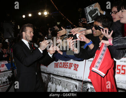 David Beckham avec des fans arrivant pour la première mondiale de la classe de 92 à l'Odeon Leicester Square, centre de Londres. Banque D'Images