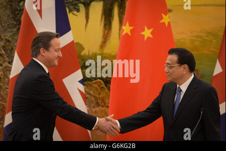 Le Premier ministre David Cameron assiste à une conférence de presse avec le Premier ministre chinois Li Keqiang au Grand Hall du peuple. M. Cameron est en Chine pour une visite de trois jours dans la capitale, Shanghai et Chengdu avec une délégation d'affaires forte de 120. Banque D'Images