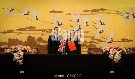 Le Premier ministre David Cameron assiste à une conférence de presse avec le Premier ministre chinois Li Keqiang au Grand Hall du peuple. M. Cameron est en Chine pour une visite de trois jours dans la capitale, Shanghai et Chengdu avec une délégation d'affaires forte de 120. Banque D'Images