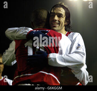 Robert pires d'Arsenal (à droite) célèbre le troisième but contre Birmingham City avec Thierry Henry comme Arsenal gagne 3-0 dans leur match FA Barclaycard Premiership au terrain St Andrews de Birmingham. Banque D'Images