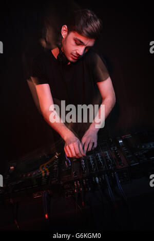 Portrait de jeune DJ à jouer de la musique et le mixage de pistes Banque D'Images