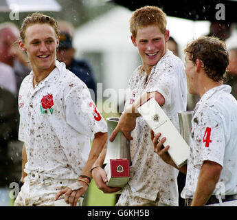 Le Prince Harry rit avec ses coéquipiers Mark Tomlinson (à gauche) et John Martin (à droite) après que son équipe de la Jeune Angleterre ait battu Young Australia 6-4 lors de leur match de test de polo dans le quartier de Richmond, en Australie, à Sydney. Banque D'Images