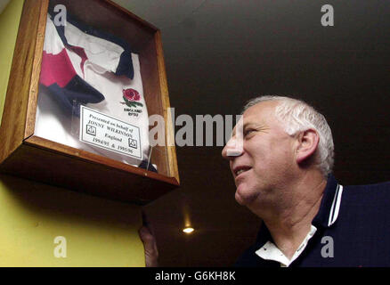 L'ancien entraîneur de la star de la coupe du monde d'Angleterre, Jonny Wilkinson John Fairley, regarde un maillot de l'ancienne Angleterre appartenant à Jonny et donné à son ancienne équipe Farnham Rugby Club, dans leur pavillon à Farnham, Surrey.M. Fairley, de Farnham, a entraîné Jonny quand l'internationale actuelle avait entre huit et seize ans.Jonny a joué un rôle de nouveau dans la victoire de l'Angleterre contre l'Australie hier lors de la finale de la coupe du monde de rugby à XV à Sydney, en Australie. Banque D'Images