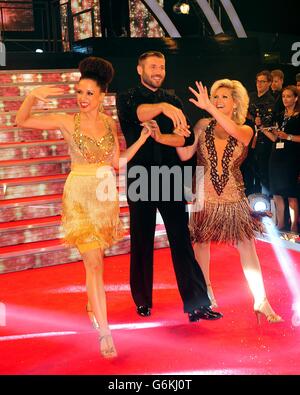 Ben Cohen, Natalie Gumede (à gauche) et Fiona Fullerton arrivent pour la photographie de danse à l'Elstree Studios, Londres. Banque D'Images