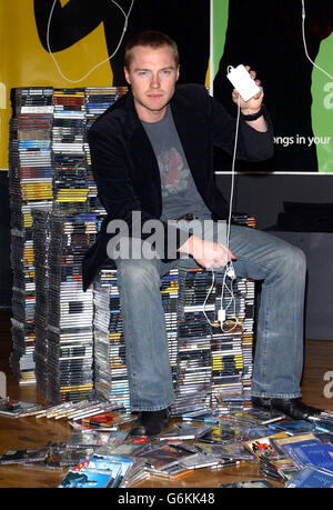 Le chanteur Ronan Keating avec le nouvel iPod Apple 40 Go qui contient 10,000 chansons à Virgin Megastore dans Oxford Street à Londres. Ronan a allumé l'iPod qui jouera en continu dans le magasin pendant 28 jours jusqu'au 24 décembre 2003. Banque D'Images