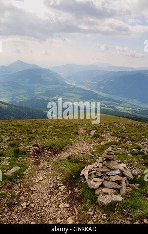 Des sentiers de randonnée dans la montagne avec belle vue sur la vallée d'en haut et les tas de rochers le long du sentier Banque D'Images