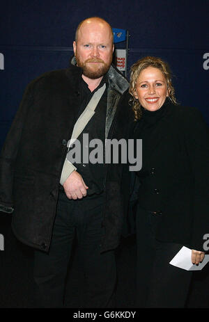 Les acteurs Steve McFadden et sa petite amie Lucy Benjamin arrivent pour la première britannique de Shoreditch à Warner West End dans le centre de Londres. Le film est un thriller de crime qui a lieu dans les années 1930 de Londres et de nos jours et voit l'acteur Eastenders Shane Richie dans ses débuts sur grand écran. Banque D'Images