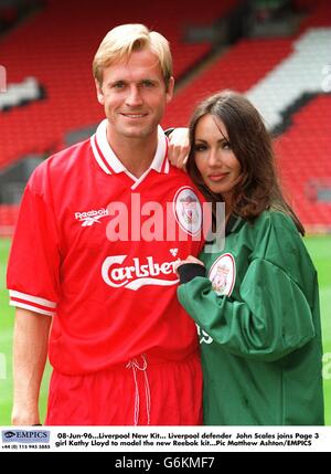 08 juin 96.Nouvelle tenue Liverpool.Le défenseur de Liverpool John Scales rejoint page 3 fille Kathy Lloyd pour modéliser le nouveau kit Reebok Banque D'Images