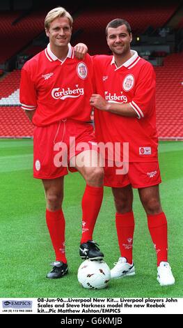 08 juin 96. Nouvelle tenue Liverpool. Les joueurs de Liverpool John Scales et Steve Harkness modélisent le nouveau kit Reebok Banque D'Images