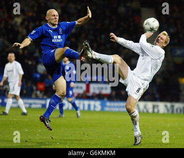 Bolton Wanderer's Per Frandsen lance un défi à Thomas Gravesen d'Everton pour le bal, lors du match de Premiership de Barclaycard au stade Reebok, Bolton, le samedi 29 novembre 2003. Banque D'Images