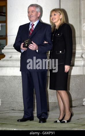 Le ministre irlandais des Finances, Charlie McCreevy, avec sa femme Noleen, à Dublin, en Irlande, et deux CD contenant le budget irlandais.Les écoles et les routes devraient être les principaux bénéficiaires du budget irlandais d'aujourd'hui.Bien que la cigarette, l'alcool et l'essence puissent faire face à de petites hausses d'impôts, McCreevy devait utiliser l'augmentation des recettes pour financer les priorités de dépenses à long terme. Banque D'Images